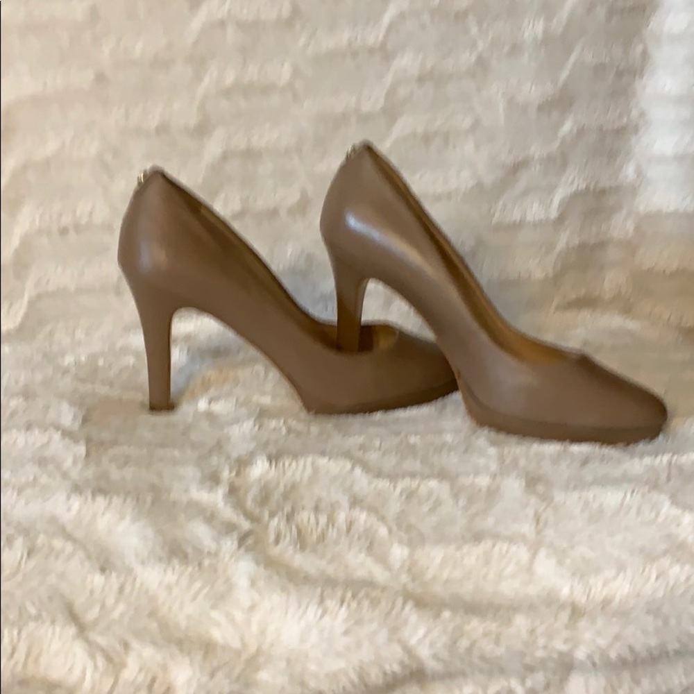 TAHARI pumps